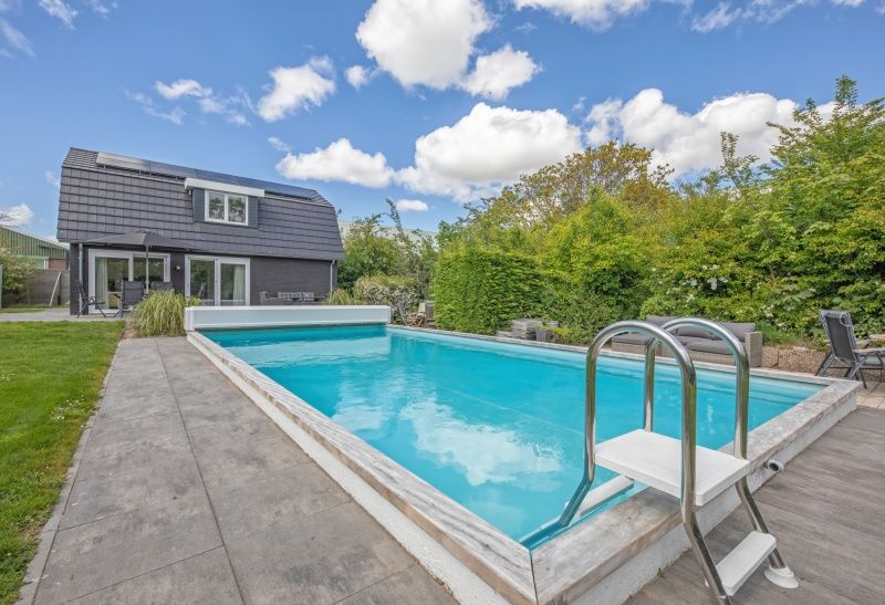 Ruim zwembad bij Villa 3C in Den Burg Texel, perfect voor ontspannen vakantie op de Waddeneilanden.