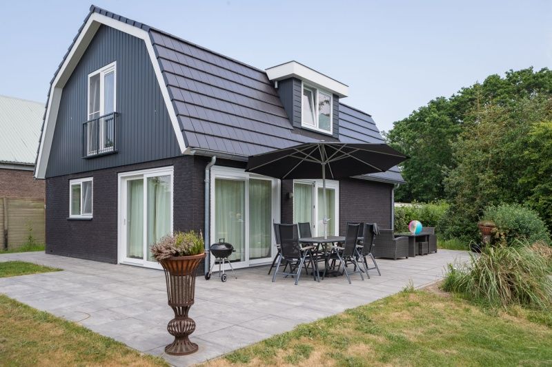Terras met zitje bij Villa 3C in Den Burg Texel, vakantiehuis op de Waddeneilanden voor ultiem comfort.