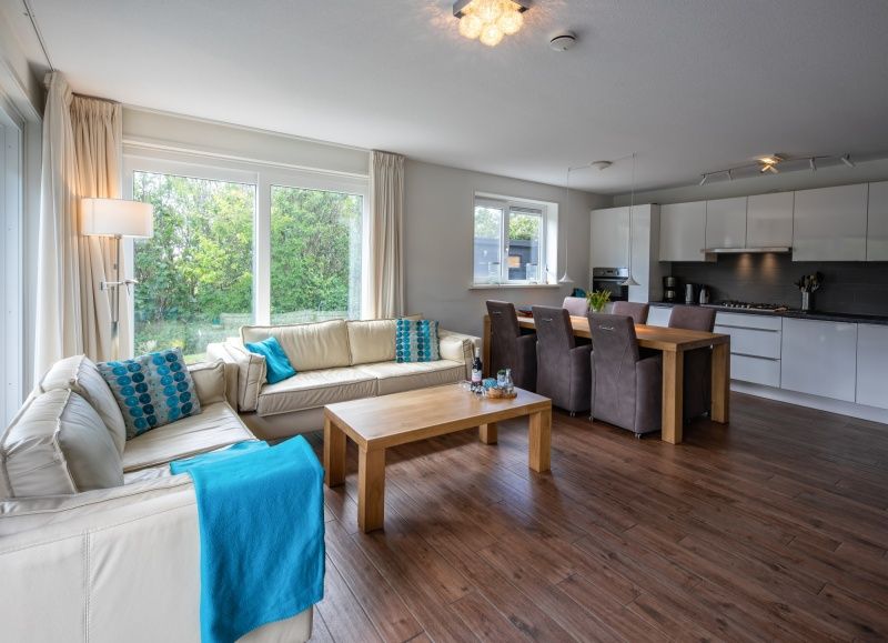 Moderne open keuken en woonkamer in Villa 3C, Den Burg Texel, vakantiehuis op de Waddeneilanden.