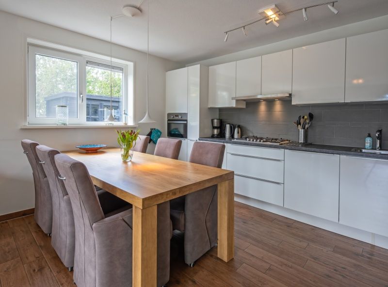 Moderne keuken in Villa 3C, Den Burg Texel, vakantiehuis biedt comfort op de Waddeneilanden.