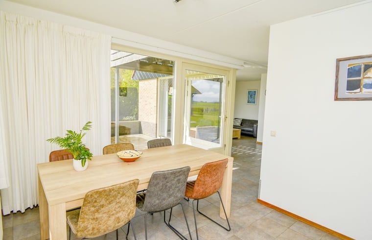 Lichte eetruimte met uitzicht in Vakantiehuis in Den Burg, Texel