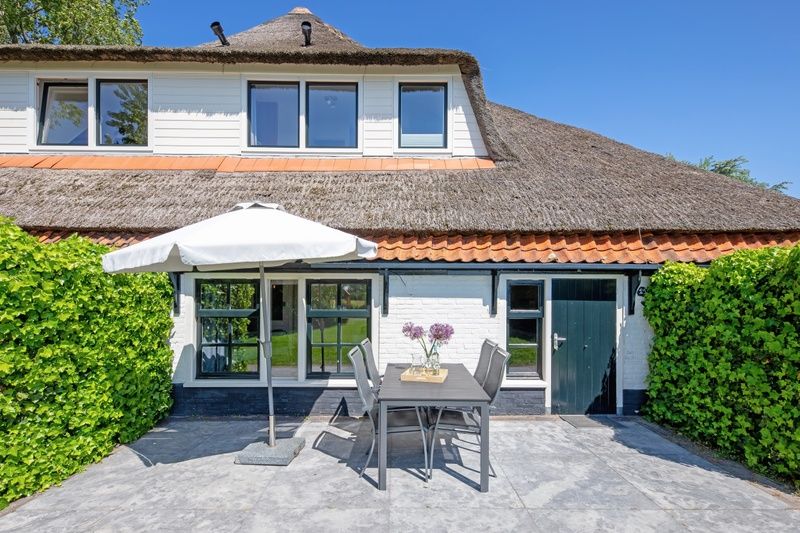 Sonnige Terrasse des Appartements Gouden Reaal 25 in Den Hoorn Texel, ideal fuer ein Fruehstueck im Freien.