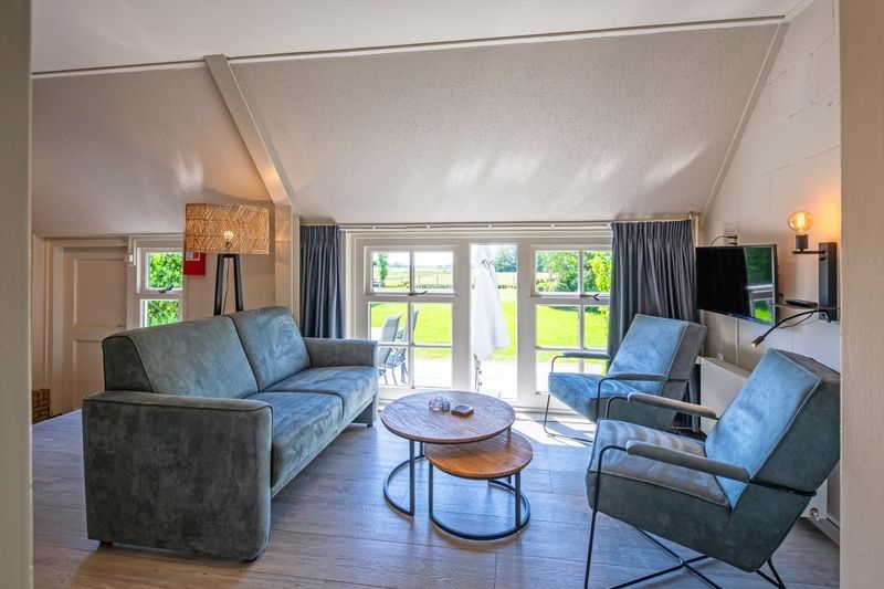 Helles Wohnzimmer mit Blick auf den Garten im Apartment Gouden Reaal 25, Den Hoorn Texel.