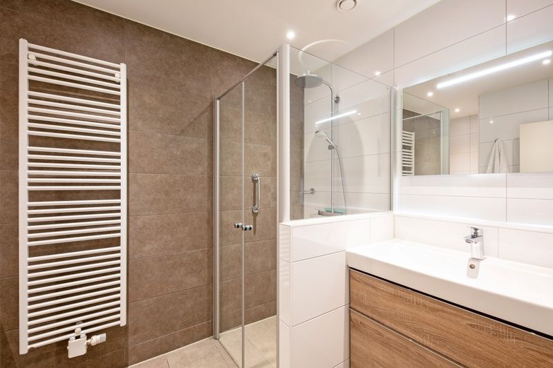 Luxurioeses Badezimmer mit begehbarer Dusche im Appartement Gouden Reaal 25, Den Hoorn Texel.