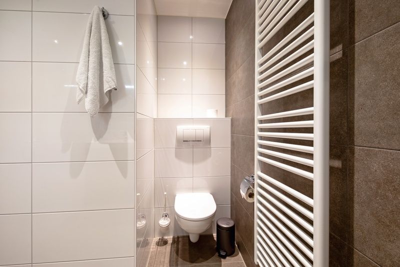 Moderner Toilettenraum im Appartement Gouden Reaal 25, Den Hoorn Texel mit schlichtem Design.