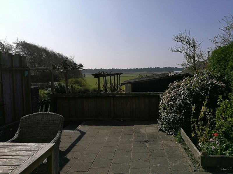 Klif 1 Wohnung 1, Terrasse mit Blick auf gruene Felder in Den Hoorn Texel, Ferienunterkunft.