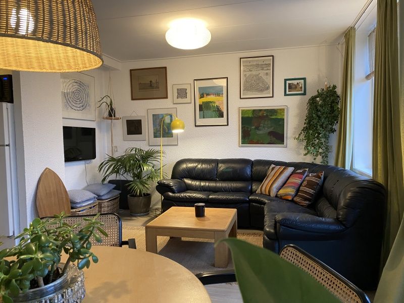 Gemuetliches Wohnzimmer in Klif 1 Wohnung 1, Den Hoorn Texel, mit Kunst an der Wand, Ferienhaus.