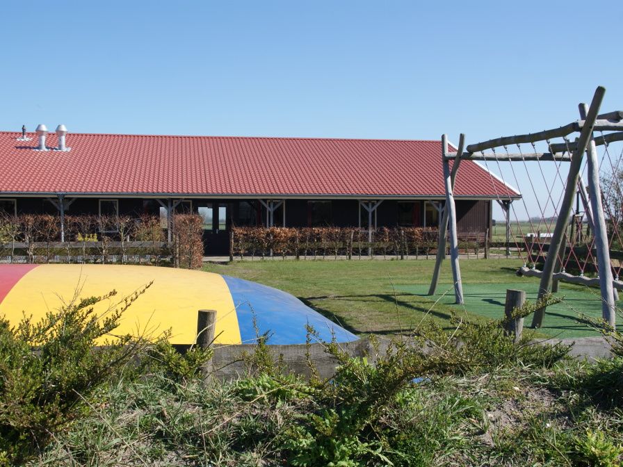 Spielplatz bei De Stolp II rechts, Ferienhaus in Den Hoorn, Texel mit Trampolin und Schaukel.