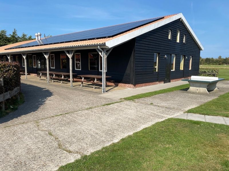 Terrasse von De Stolp II right, Ferienhaus in Den Hoorn, Texel mit Sitzgelegenheit und Aussicht.
