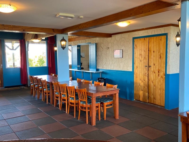 Gemuetliche Essecke in De Stolp II rechts, Ferienhaus in Den Hoorn, Texel mit langer Tafel.