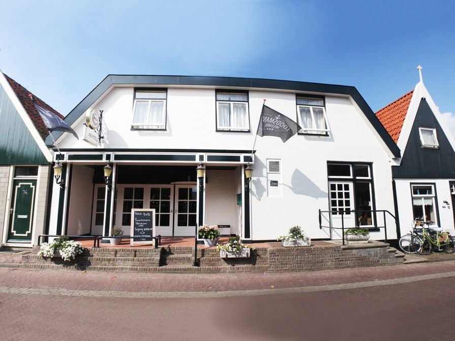 Vorderansicht des Hotel Loodsmans Welvaren - Appartement in Den Hoorn, Texel mit traditioneller Architektur.