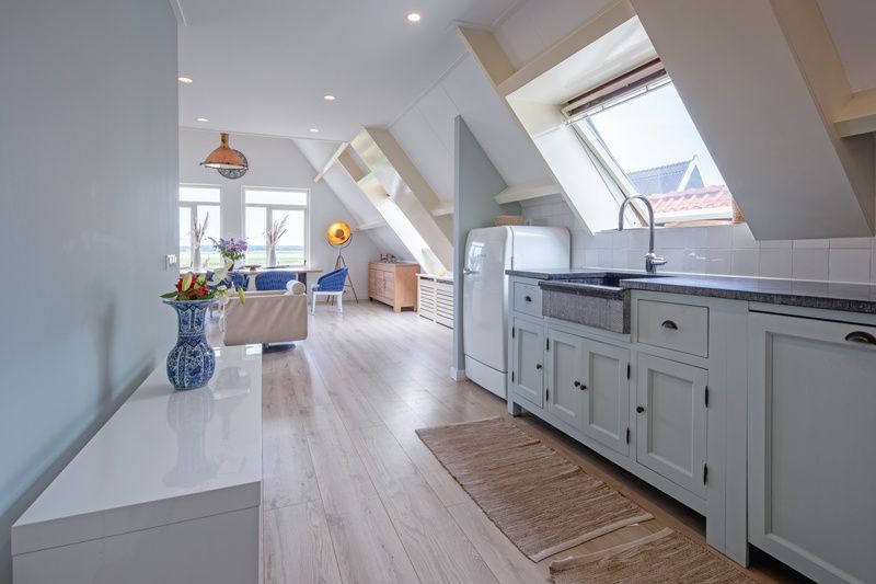 Stilvolle Kueche im Hotel Loodsmans Welvaren - Apartment, Den Hoorn, Texel mit hellen und modernen Geraeten.