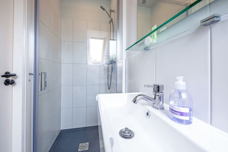 Stilvolle Dusche und Waschbecken im Hotel Loodsmans Welvaren - Apartment, Den Hoorn, Texel.