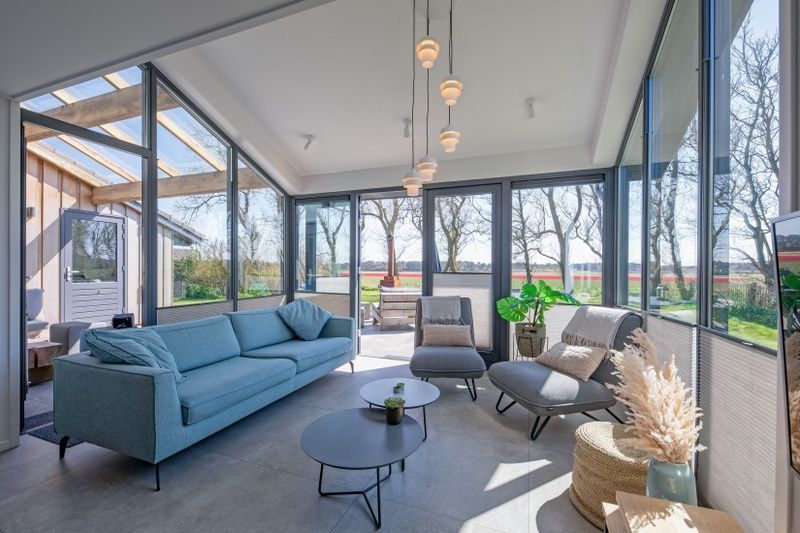 Lichte woonkamer van TexelZon vakantiewoning in Den Hoorn met panoramisch uitzicht.