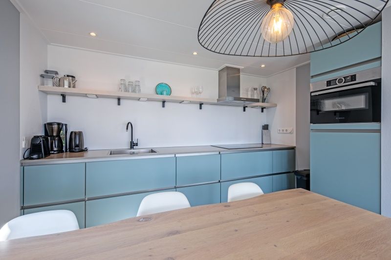 Stijlvolle keuken van TexelZon vakantiewoning in Den Hoorn met moderne voorzieningen.