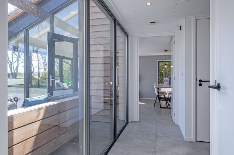 Lichte gang in TexelZon vakantiewoning in Den Hoorn met toegang tot de eetruimte.