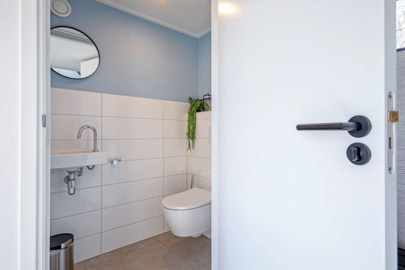 Moderne badkamer van TexelZon vakantiehuis op Texel met strakke afwerking.