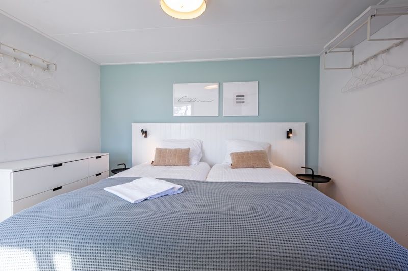 Slaapkamer in TexelZon vakantiewoning in Den Hoorn met comfortabel tweepersoonsbed.