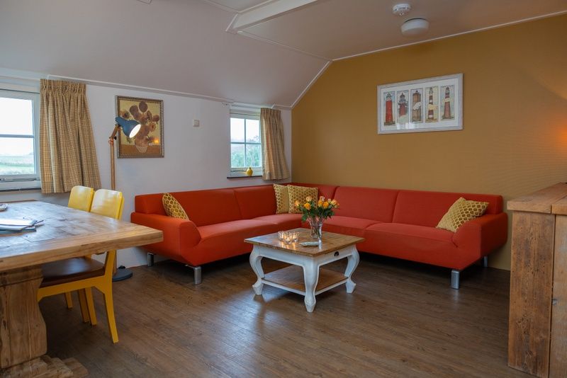 Moderne Kueche des Appartements Yellow in Den Hoorn, Texel, mit farbenfrohen Fliesen und einer geraeumigen Arbeitsflaeche fuer einen komfortablen Aufenthalt.