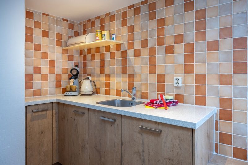 Badezimmer von Apartment Yellow in Den Hoorn, Texel, Watteninseln, mit modernen Annehmlichkeiten und gemuetlichem Ambiente.