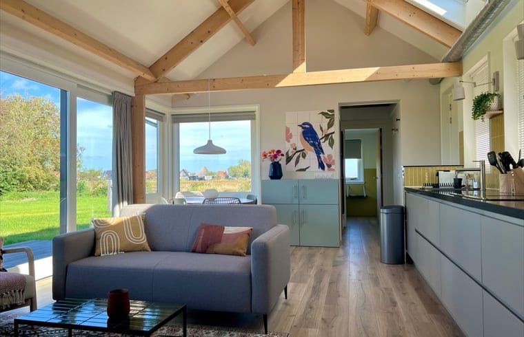 Gemuetliches Wohnzimmer des Ferienhauses in Den Hoorn, Texel, mit viel natuerlichem Licht.