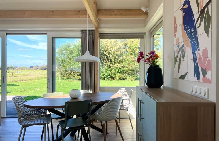 Modernes Esszimmer mit Blick auf den Garten im Ferienhaus in Den Hoorn, Texel.