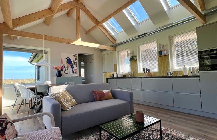 Offene Kueche und Wohnzimmer im Ferienhaus in Den Hoorn, Texel, mit viel Licht.
