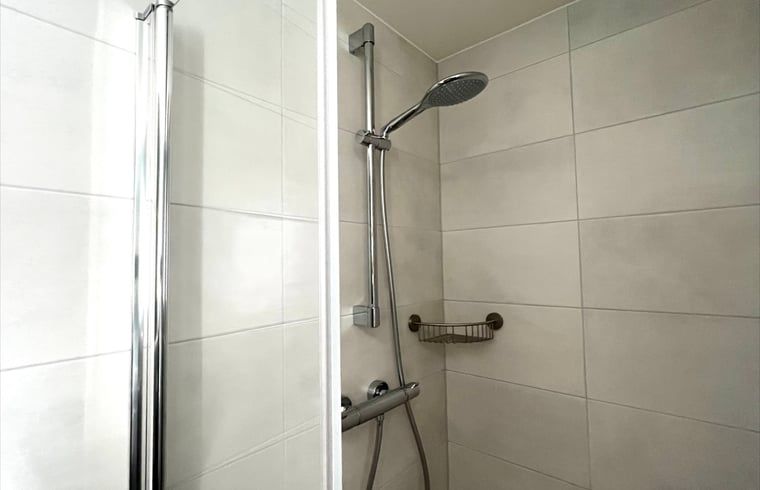Modernes Badezimmer mit Dusche im Ferienhaus in Den Hoorn, Texel.