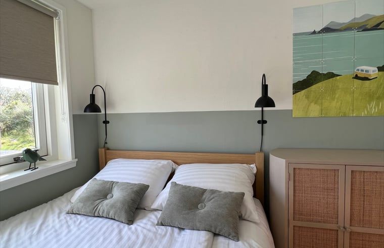 Gemuetliches Schlafzimmer mit Doppelbett im Ferienhaus in Den Hoorn, Texel.