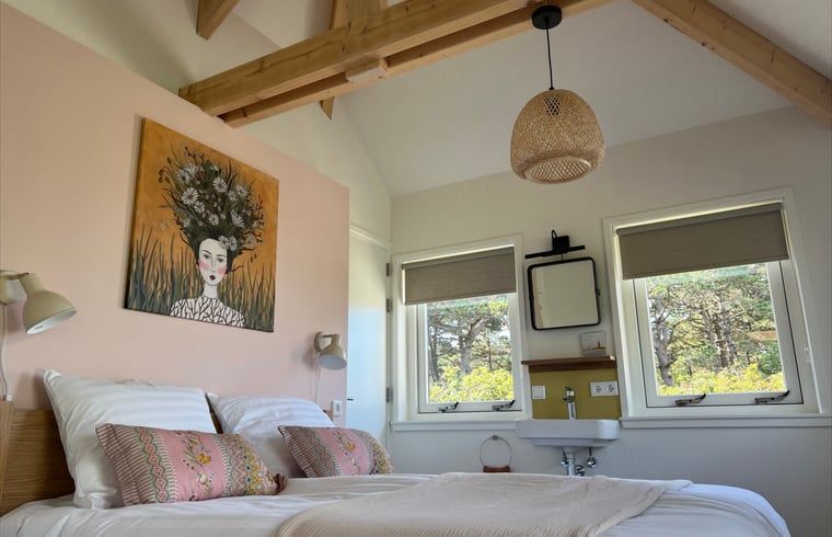 Geraeumiges Schlafzimmer mit dekorativer Kunst im Ferienhaus in Den Hoorn, Texel.