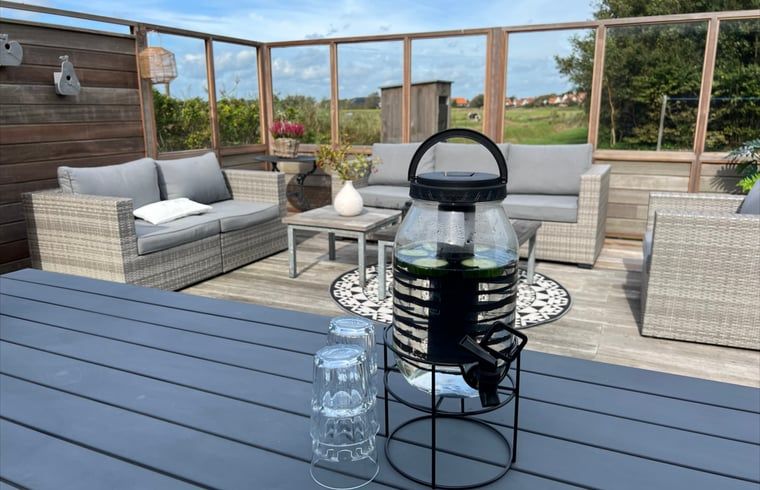 Terrasse mit bequemen Sitzgelegenheiten im Ferienhaus in Den Hoorn, Texel.