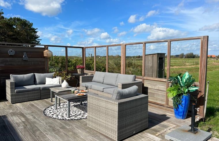 Sonnige Terrasse mit Blick auf die Natur im Ferienhaus in Den Hoorn, Texel.