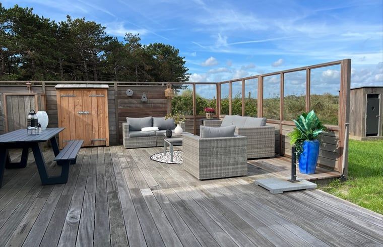 Geraeumige Terrasse mit Sitzgelegenheit im Ferienhaus in Den Hoorn, Texel, ideal zum Entspannen.