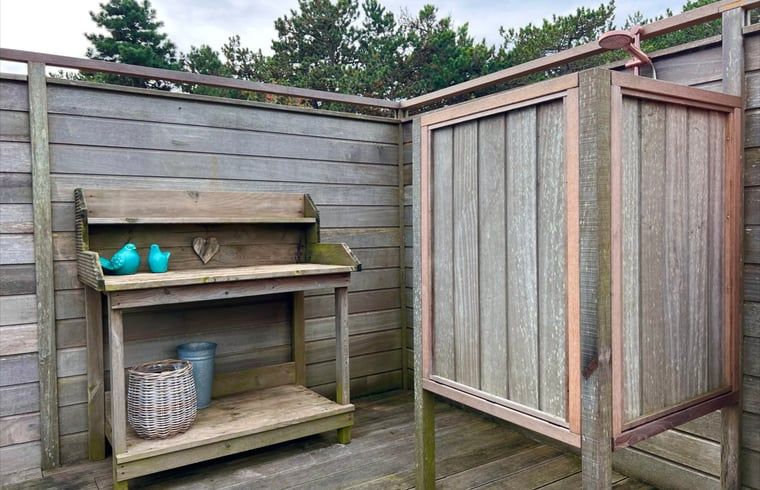Aussenbereich mit Holzdusche im Ferienhaus in Den Hoorn, Texel.