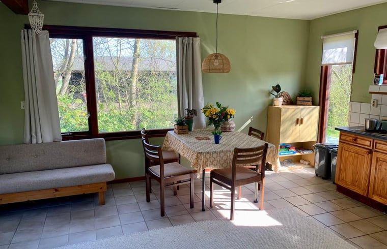 Dining area overlooking garden in Cottage in Den Hoorn, Texel, vacation home.