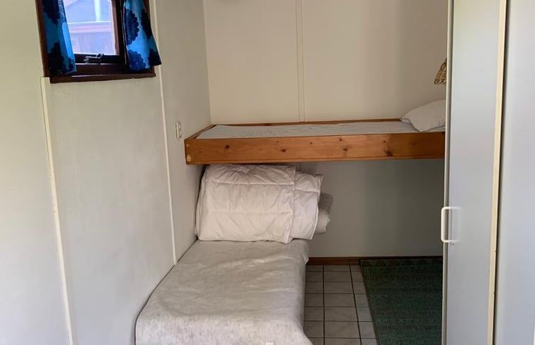 Cozy sleeping area with bunk beds in Cottage in Den Hoorn, Texel, vacation home.