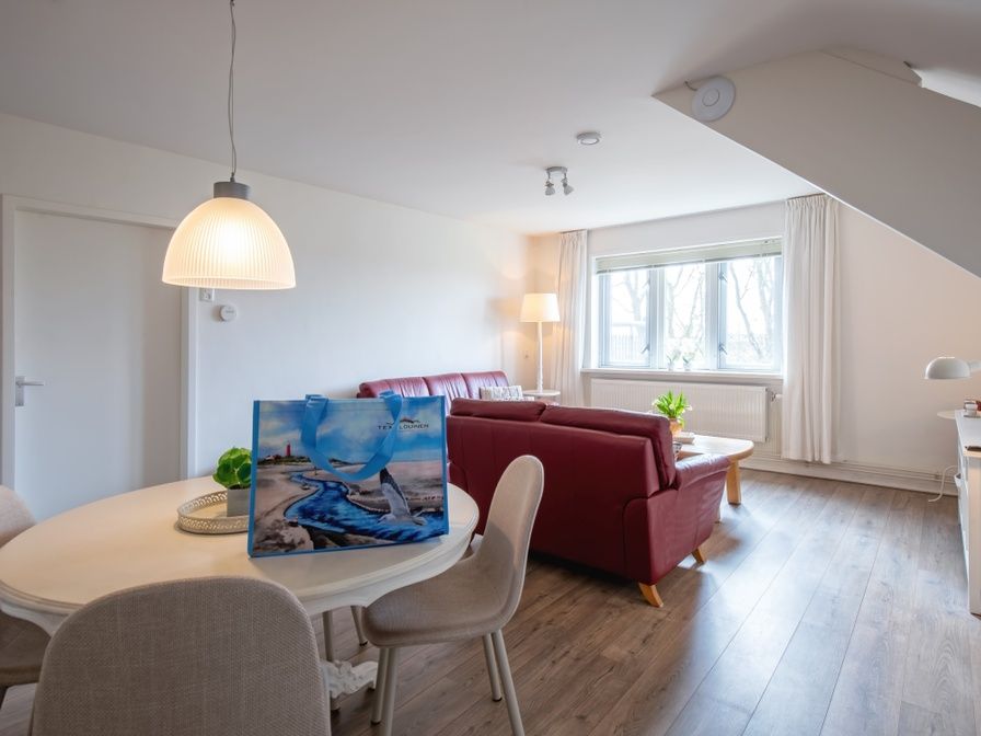 Gemuetliches Wohnzimmer im Ferienhaus Grietje, Den Hoorn, Texel mit bequemer Sitzecke und viel Licht.