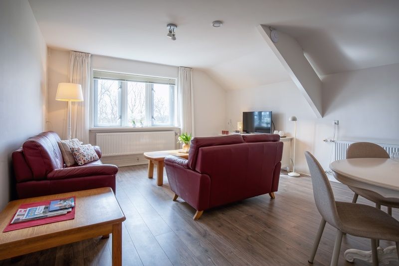 Geraeumiges Wohnzimmer im Ferienhaus Grietje, Den Hoorn, Texel mit Blick auf die Natur.