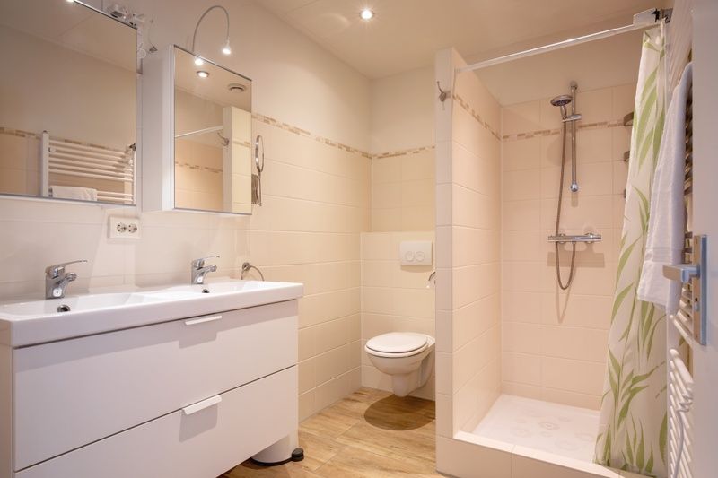 Modernes Badezimmer im Ferienhaus Grietje, Den Hoorn, Texel mit begehbarer Dusche und Doppelwaschbecken.