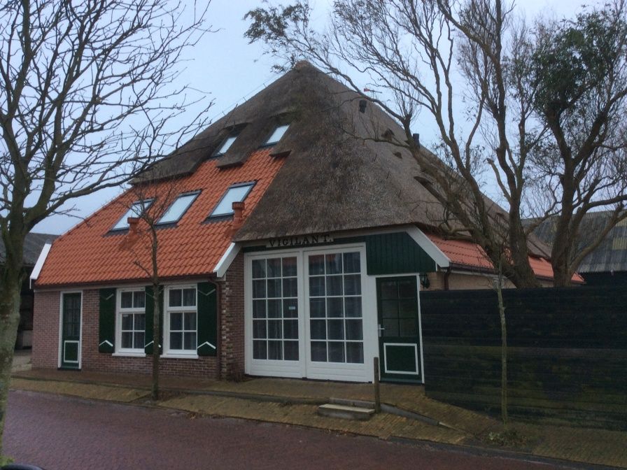 De Dors Ferienhaus in Den Hoorn Texel mit traditionellem Reetdach und laendlichem Charme.