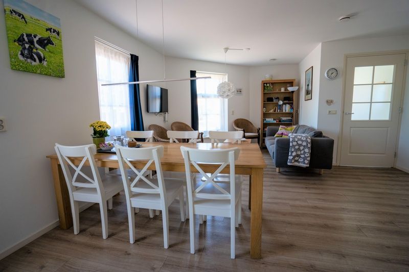 Gemuetliches Wohnzimmer im De Dors Ferienhaus Den Hoorn Texel mit geraeumiger Sitzecke und Dekoration.