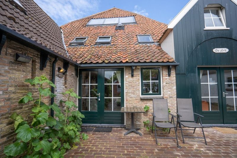 Sonnige Terrasse im Ferienhaus Ants Nest in Den Hoorn Texel mit bequemen Stuehlen