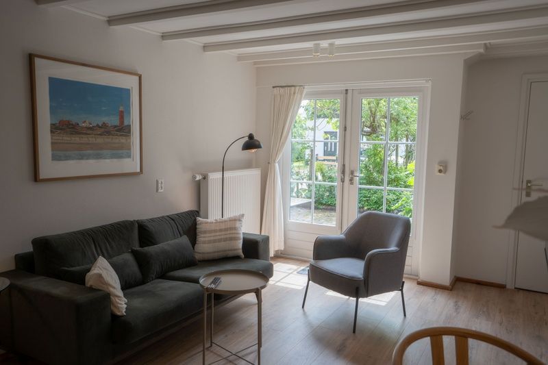 Helles Wohnzimmer mit Blick auf den Garten im Ferienhaus Ants Nest Den Hoorn Texel