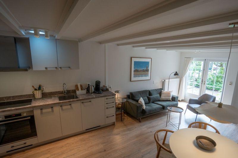 Offener Wohnbereich im Ferienhaus Ants Nest Den Hoorn Texel mit Kueche und Sitzecke