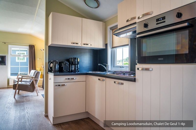 Family plays on the terrace of Chalet Geul 4p in Den Hoorn Texel, perfect for family vacations.