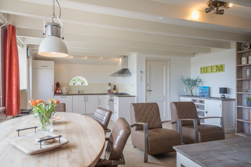 Moderne Kueche und Essbereich im Appartement Heem, Den Hoorn, Texel. Ferienhaus mit allen Annehmlichkeiten.