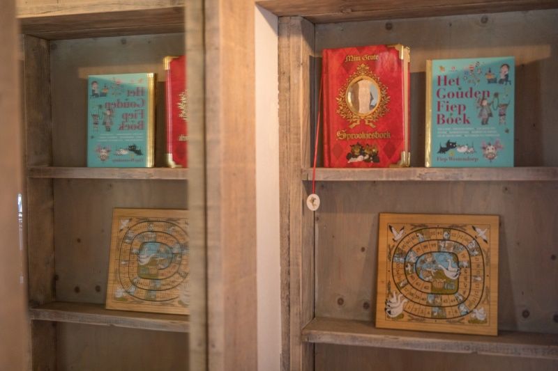 Buecherregal mit Spielen in Appartement Heem, Den Hoorn, Texel. Gemuetliches Feriendomizil fuer die ganze Familie.