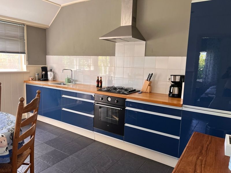 Moderne Kueche des Ferienhauses De Viersprong in Oosterend, Texel mit kompletter Ausstattung.