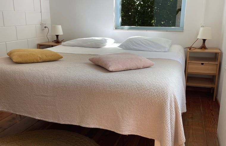 Gemuetliches Schlafzimmer mit Doppelbett im Ferienhaus in Oosterend Texel.