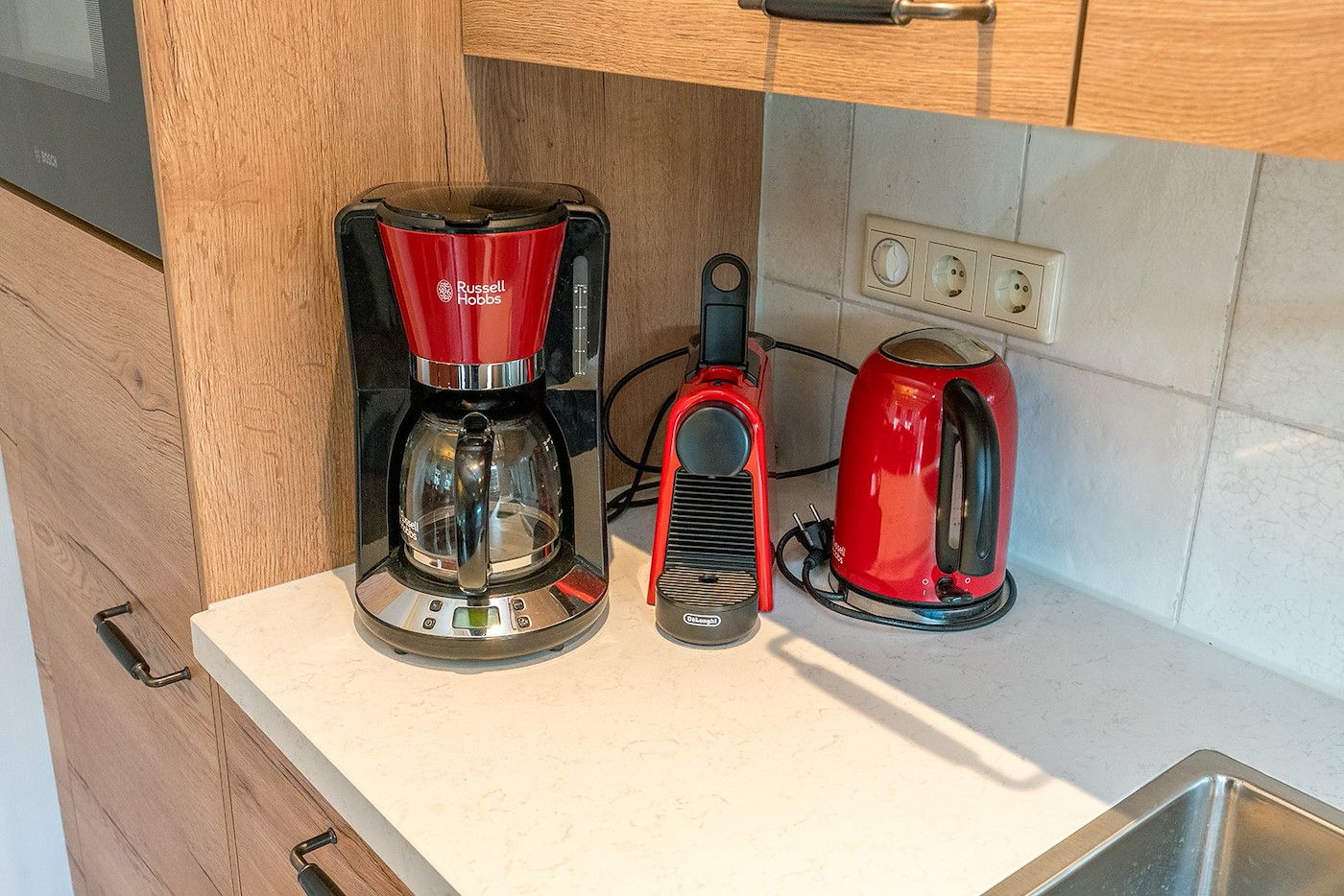 Koffie- en theefaciliteiten in de keuken van Gouden Rijder vakantiehuis, Oosterend, Texel, voor een comfortabel verblijf.